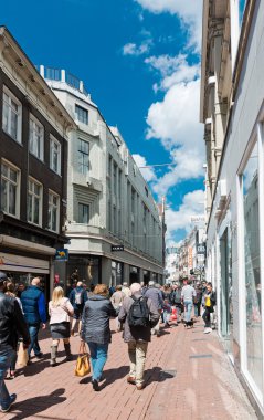 Kalverstraat Caddesi'nde alışveriş