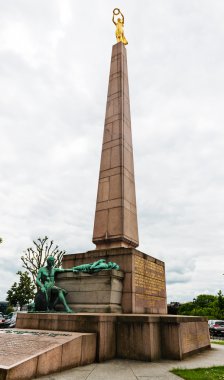 Monument of Remembrance (Gelle Fra, Golden Lady)
