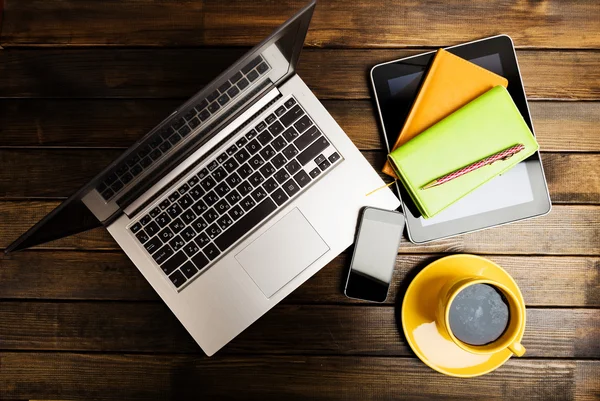 Schreibtisch mit Laptop — Stockfoto