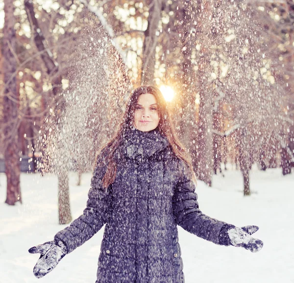 Donna divertendosi sulla neve — Foto Stock