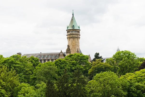 Torre del castillo con reloj —  Fotos de Stock