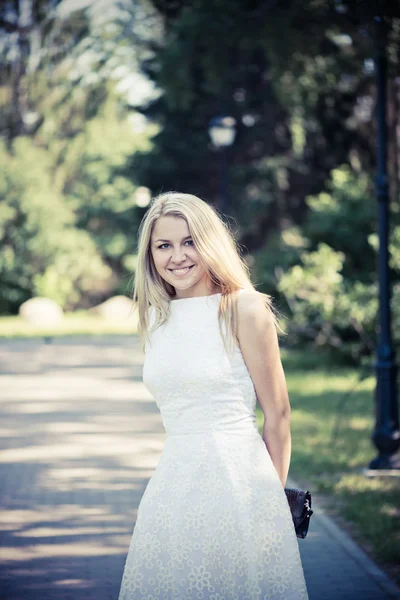 Mulher em um vestido branco ao ar livre — Fotografia de Stock