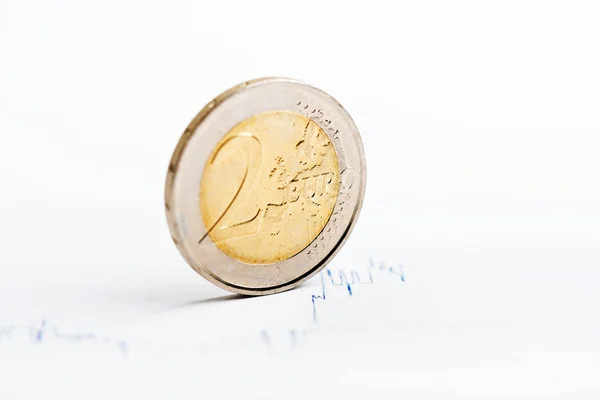 Euro-Münze auf schwankender Grafik — Stockfoto