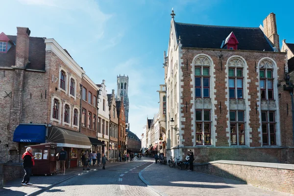 Toeristische lopen op de straat in Brugge, België. — Stockfoto