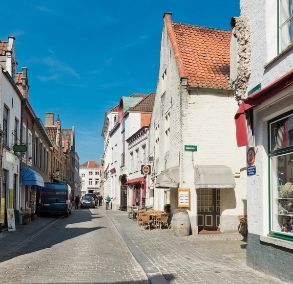 Bruges, Belçika sokakta yürüyen turist. — Stok fotoğraf
