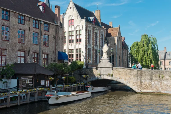 Xcursion tour en barco por el canal en la ciudad medieval de Bruge —  Fotos de Stock