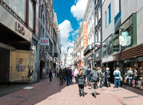 Shopping sur la rue Kalverstraat — Photo