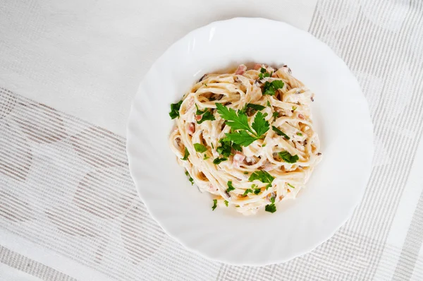 Fettuccine carbonara dans un bol blanc — Photo