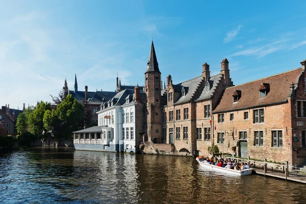 Xcursion tour en barco por el canal en la ciudad medieval de Bruge —  Fotos de Stock