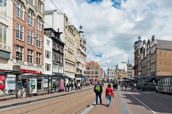 Straat van Amsterdam in de zomer. — Stockfoto