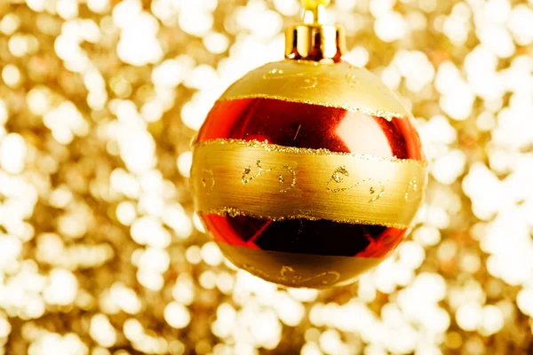 Weihnachtskugel auf Gold — Stockfoto