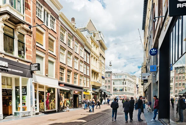 Straat van Amsterdam in de zomer. — Stockfoto