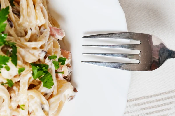 Fettuccine carbonara egy fehér tálban — Stock Fotó