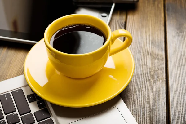 Yellow coffee cup — Stock Photo, Image