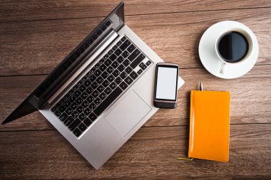 Dizüstü bilgisayarlı ofis masası