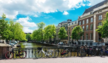 Amsterdam kanalları köprüden Bisiklet
