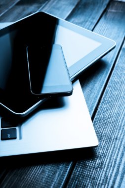 dizüstü bilgisayar ile telefon ve tablet pc