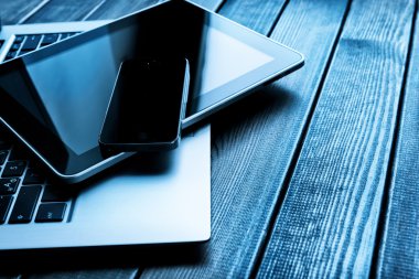 dizüstü bilgisayar ile telefon ve tablet pc