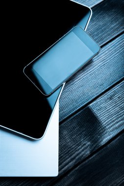 dizüstü bilgisayar ile telefon ve tablet pc