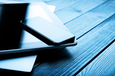 dizüstü bilgisayar ile telefon ve tablet pc