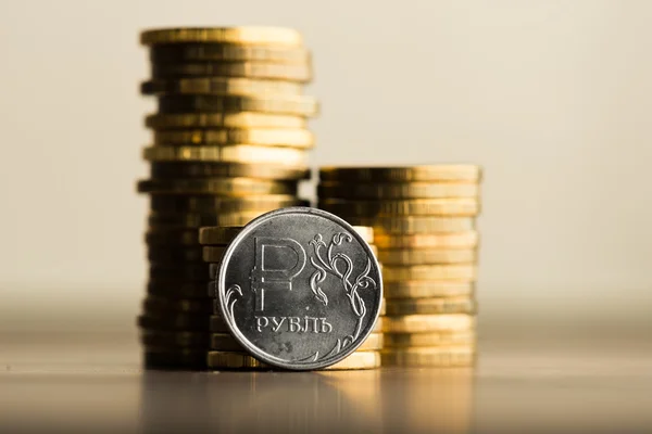 Российские рубли и золотые деньги — стоковое фото
