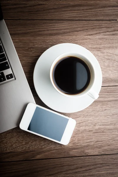 Office werkplek met opengeklapte laptop — Stockfoto