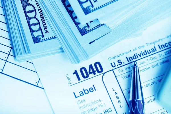 Retorno de imposto de renda federal com dólares — Fotografia de Stock