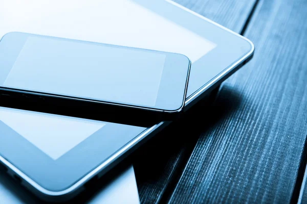 Portátil con el teléfono y la tableta PC — Foto de Stock