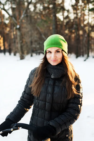 Junge Frau im Winter — Stockfoto