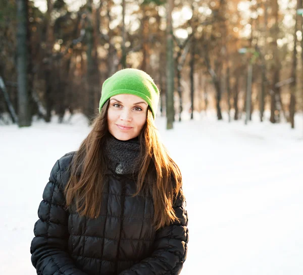 Giovane donna in inverno — Foto Stock