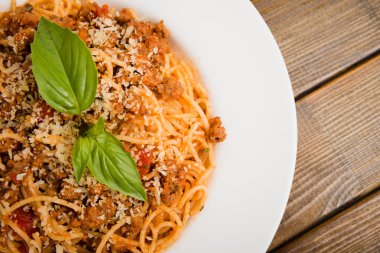 etli ve sebzeli makarna