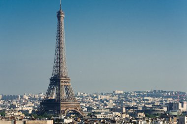 gün batımında Paris üzerinde göster