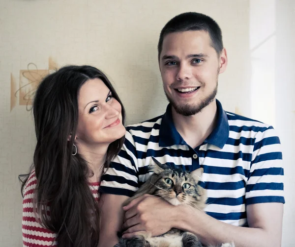 Счастливая пара с котом — стоковое фото