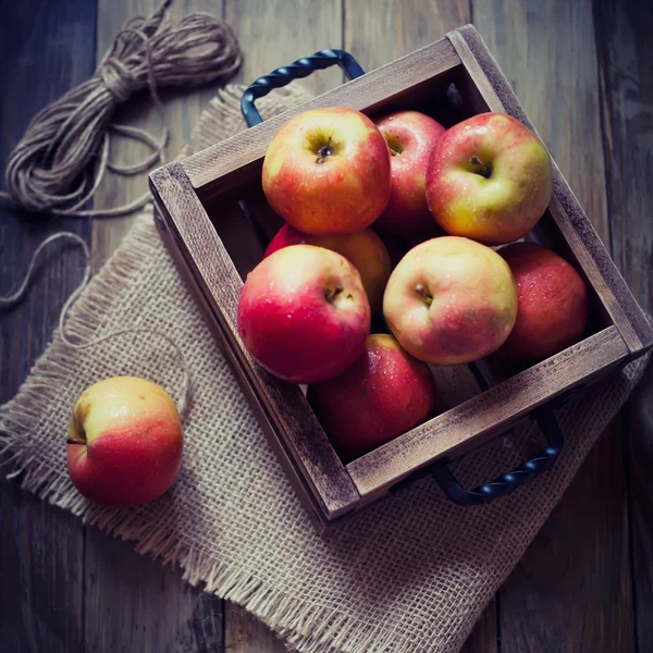 Caixa de maçãs vermelhas — Fotografia de Stock