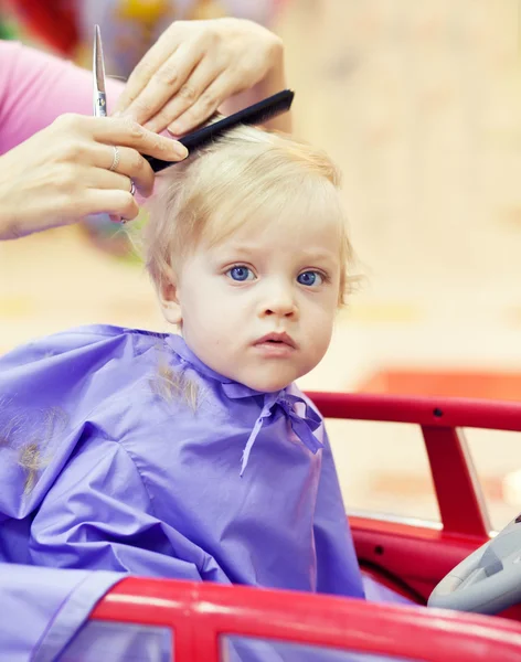 Primer corte de pelo de niño — Foto de Stock