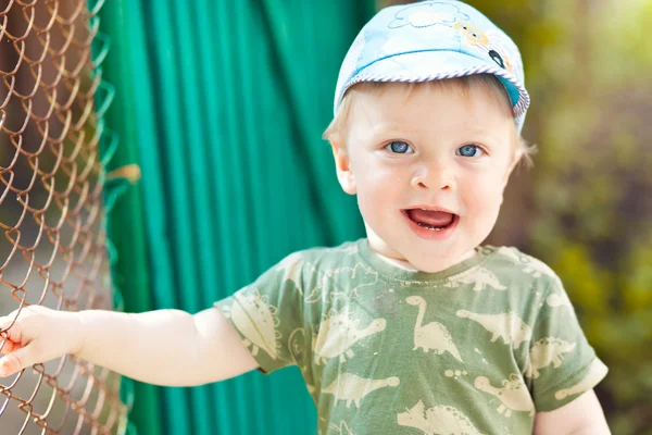 Enfant heureux en plein air — Photo