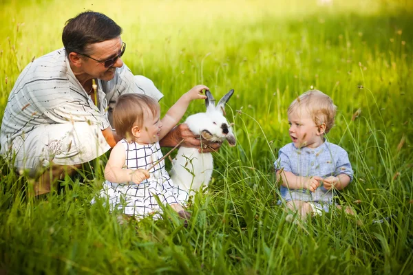 Grootvader met tweeling kleinkinderen — Stockfoto