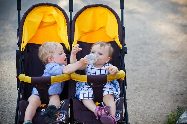 Bebê gêmeos menino e menina — Fotografia de Stock