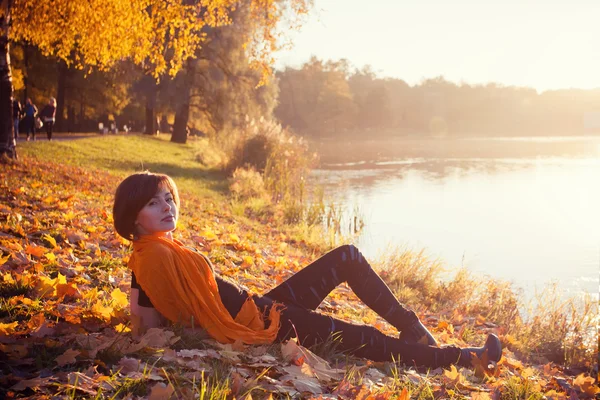 Autumn fashion girl — Stock Photo, Image