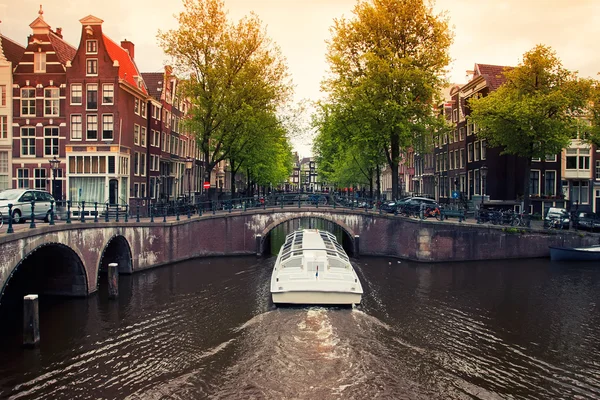 Amsterdamse grachten met de boot — Stockfoto