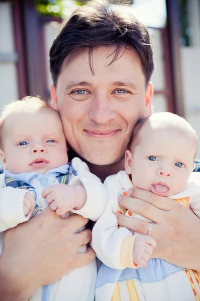 Père avec des bébés jumeaux — Photo