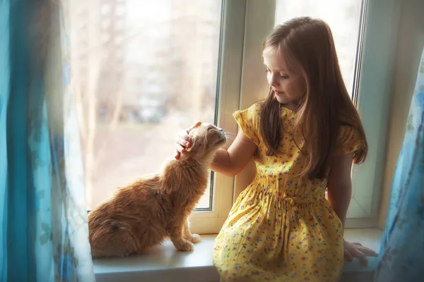 Glückliche Zwillinge Mit Rothaariger Katze Fenster Gemütlichen Zuhause Stockbild