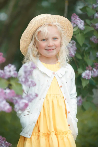Beautiful Little Girl Blond Hair Blooming Spring Garden ロイヤリティフリーのストック写真