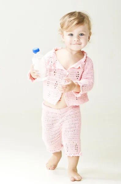 Bambina con bottiglia d'acqua — Foto Stock