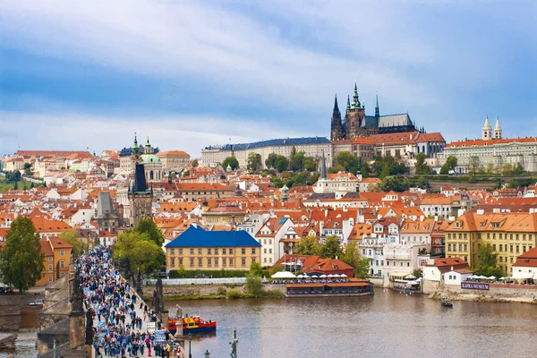 Saint Vitus Katedrali ve Prag Charles Köprüsü — Stok fotoğraf