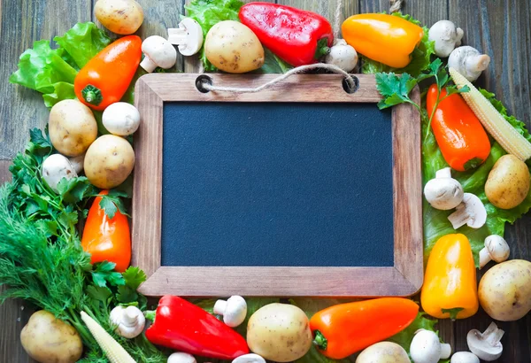 Grönsaker ram med skiffer — Stockfoto