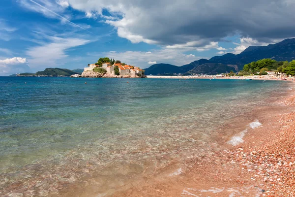 De sveti stefan, kleine eilandje en hotel toevlucht in montenegro — Stockfoto