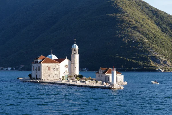 Nossa Senhora das Rochas (Gospa od Skrpjela) é ilha e igreja n Fotos De Bancos De Imagens