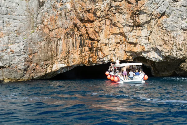 Barco com turistas vem na Caverna Azul, Montenegro — Fotografia de Stock