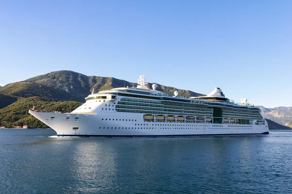 Navio de cruzeiro na Baía de Kotor, Montenegro Fotos De Bancos De Imagens